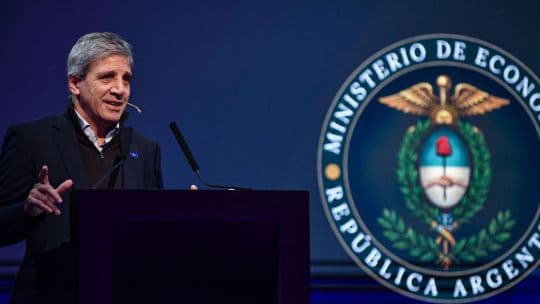 Caputo presenta el programa financiero hasta 2027 con foco en vencimientos en dólares