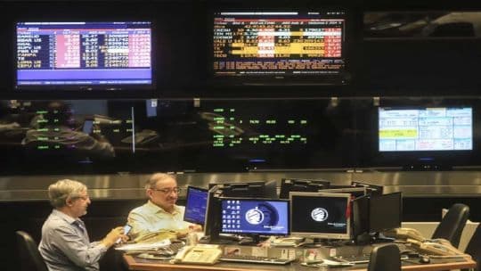El riesgo país cayó a 406 puntos, su nivel más bajo en ocho años